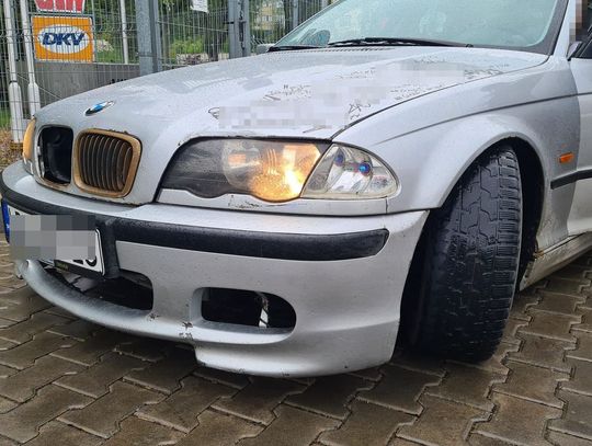 BMW bez tłumika i świateł a zderzak zamocowany trytytką. 18-latek nie mógł się powstrzymać od jazdy