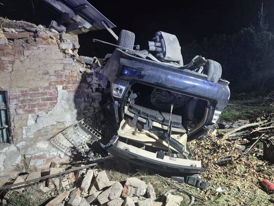 BMW dachowało i uderzyło w budynek. 19-latek przecenił swoje umiejętności. ZDJĘCIA