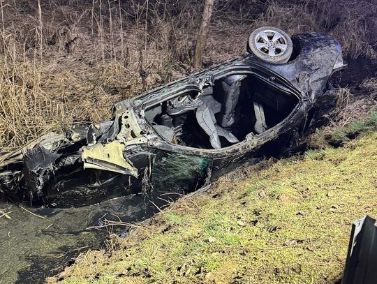 BMW dachowało przy rondzie i wylądowało w rowie. Jedna osoba nie żyje, trzy są ranne. ZDJĘCIA