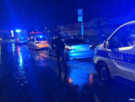 BMW jechało środkiem dwupasmówki i gwałtowanie hamowało. 26-latek za kierownicą był kompletnie pijany