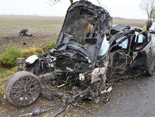 BMW kompletnie rozbite po uderzeniu w drzewo. 18-letni kierowca trafił do szpitala [ZDJĘCIA]