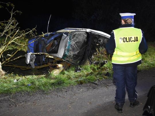 BMW kompletnie rozbite po wjechaniu w drzewo. Zginął młody mężczyzna, dwie osoby są ranne