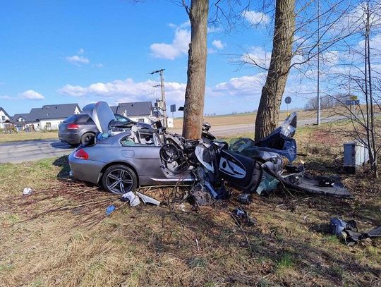 BMW kompletnie zmiażdżone po uderzeniu w drzewo. Kierowca walczy o życie w szpitalu