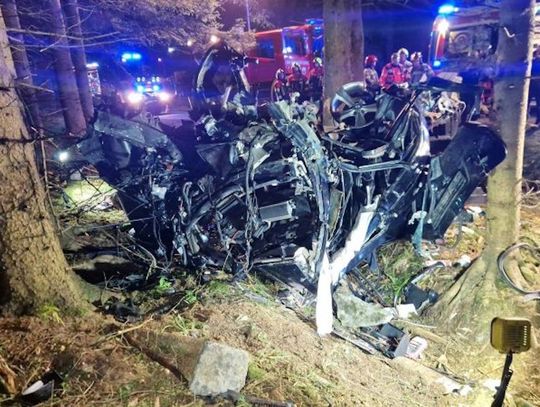 BMW kompletnie zmiażdżone po uderzeniu w drzewo. W wypadku zginęli dwaj mężczyźni