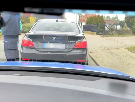 BMW miało podrobione tablice rejestracyjne. Policjant po służbie zauważył, że coś jest z nimi nie tak