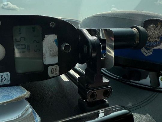 BMW pędziło przez wieś z prędkością 105 km/h. Policjanci zdziwili się, gdy zobaczyli kierującą