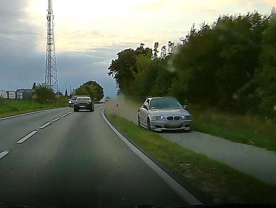 BMW pędziło ścieżką rowerową. Młody kierowca wyjechał na czołówkę i tak się ratował