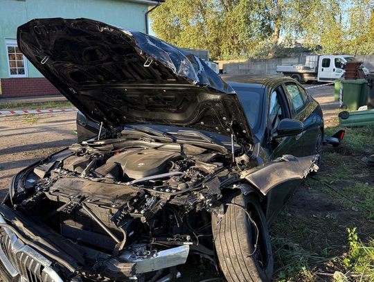 BMW przeleciało środkiem ronda, ścięło dwie lampy i płot. 20-letni kierowca pijany i po narkotykach