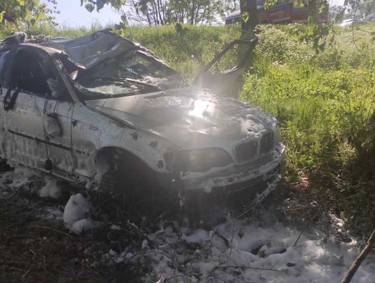 BMW uderzyło w drzewo i spłonęło. Policjanci szukają świadków śmiertelnego wypadku