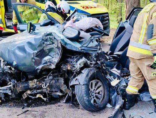BMW uderzyło w drzewo. Pięć osób odniosło obrażenia, w tym troje dzieci BMW uderzyło w drzewo. Pięć osób odniosło obrażenia, w tym troje dzieci
