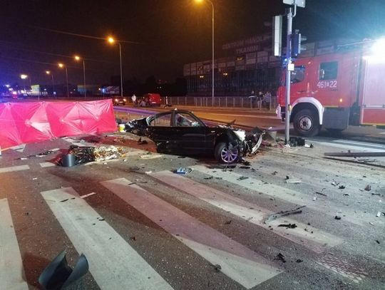 BMW uderzyło w latarnię, zginęły trzy osoby, jedna trafiła do szpitala