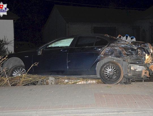 BMW uderzyło w ogrodzenie. Za kierownicą pijany 28-latek objęty kwarantanną