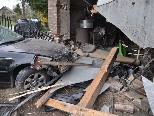 BMW wbiło się w ścianę. Pijany 24-latek bez uprawnień uciekał pieszo przed policją