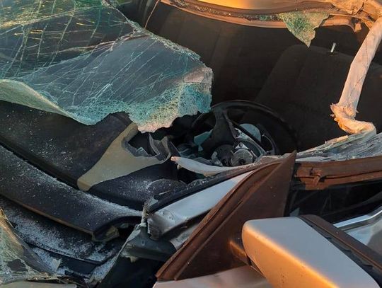 BMW wbiło się w tył naczepy samochodu ciężarowego. 27-letni kierowca zabrany do szpitala