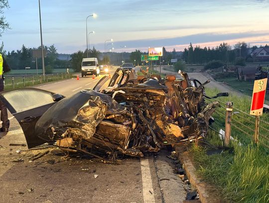 BMW wjechało prosto pod ciężarówkę. Dwie osoby zostały zabrane do szpitala