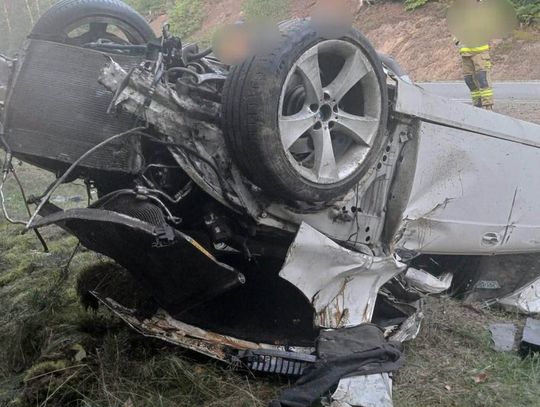 BMW wypadło z drogi i dachowało. 22-letni kierowca kilka dni wcześniej stracił prawo jazdy