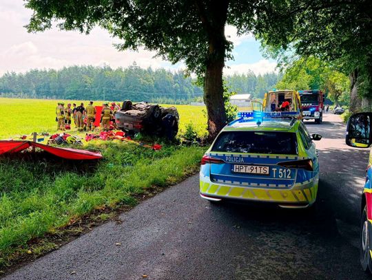 BMW wypadło z drogi i dachowało. Nie żyje 31-letni kierowca, 29-letnia pasażerka jest ranna