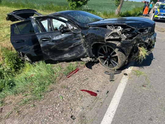 BMW wypadło z drogi i kilka razy koziołkowało w rowie. Ranny 24-latek zabrany do szpitala BMW wypadło z drogi i kilka razy koziołkowało w rowie. Ranny 24-latek zabrany do szpitala