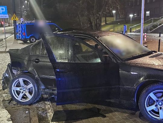BMW wypadło z drogi i uderzyło w latarnię. 33-latek zmarł po przewiezieniu do szpitala