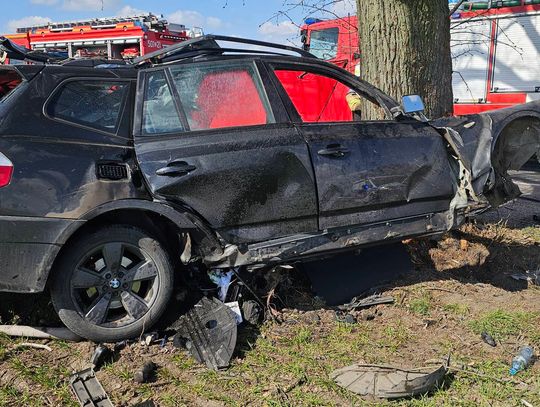 BMW wypadło z drogi i wbiło się w drzewo. 29-letni kierowca zginął na miejscu