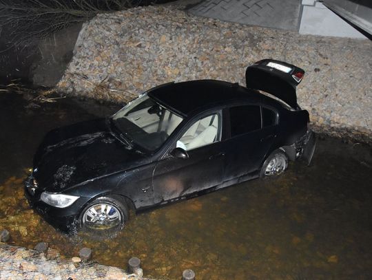 BMW wypadło z drogi i wylądowało w rzece. 18-letni kierowca ma prawo jazdy od pół roku