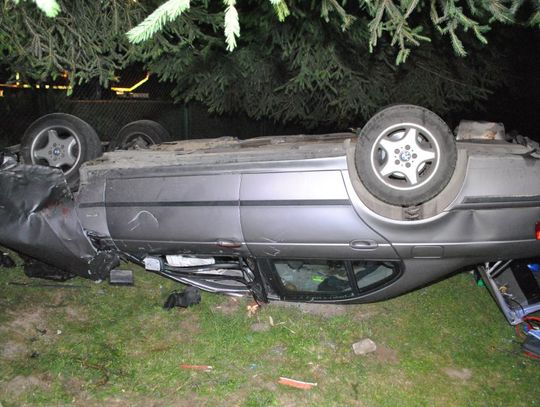 BMW wypadło z drogi, skosiło ogrodzenie i dachowało w przydomowym ogródku. Kierowca był pijany