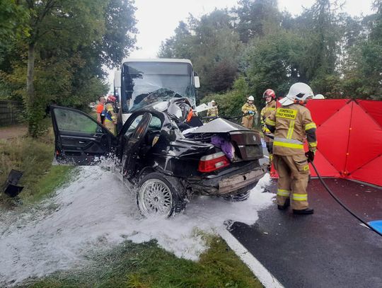 BMW wypadło z toru jazdy i zderzyło się z autobusem. W wypadku zginęło troje młodych ludzi