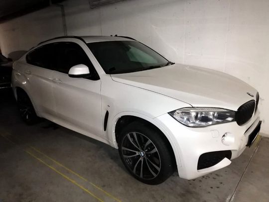 BMW X6 skradzione w Wielkiej Brytanii odnalazło się na podziemnym parkingu w Warszawie