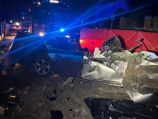 BMW z ogromną siłą uderzyło w słup. 35-latek za kierownicą od razu zginął