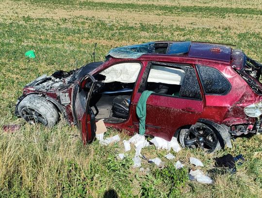 BMW zderzyło się z Mercedesem i dachowało. 57-letni kierowca zginął na miejscu
