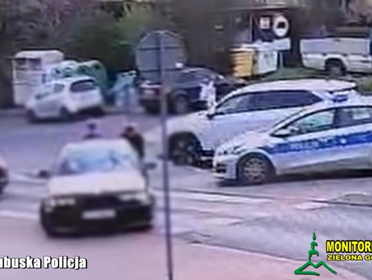 BMW zepsuło się przed rondem. Policjanci pomogli kobiecie usunąć je z drogi BMW zepsuło się przed rondem. Policjanci pomogli kobiecie usunąć je z drogi