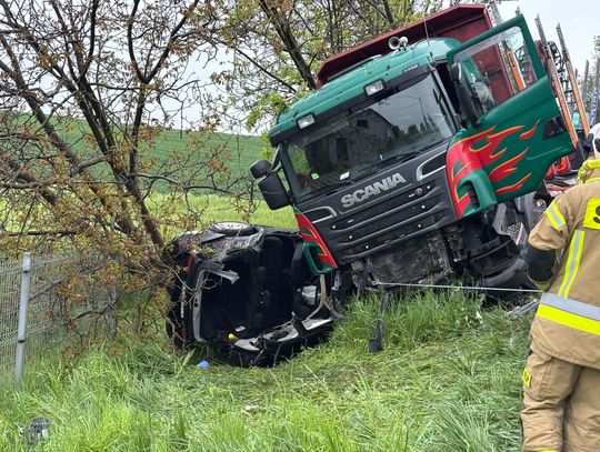 BMW zjechało na czołówkę z ciężarówką. Strażacy musieli wycinać poszkodowanego kierowcę z auta