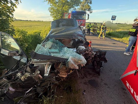 BMW zmiażdżone po uderzeniu w drzewo. Młody kierowca zginął na miejscu