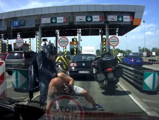 Bójka przed bramkami na autostradzie. Potężny Czech sprowokowany przez motocyklistę. WIDEO