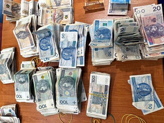 Bolesna wpadka młodego dilera. Policjanci przejęli 160 tysięcy złotych w gotówce i narkotyki