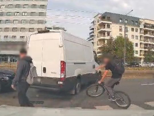 Bolesna wywrotka pijanego rowerzysty. Trafił do szpitala i został ukarany wysokim mandatem [WIDEO]