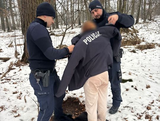 Bosa i wychłodzona 12-latka odnaleziona przez policjantów w lesie. Zgłoszono jej zaginięcie