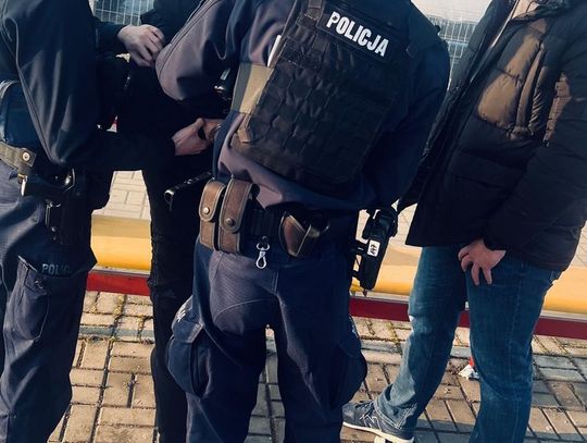 Bracia policjanci popisali się czujnością. Po godzinach namierzyli seryjnego złodzieja na przystanku