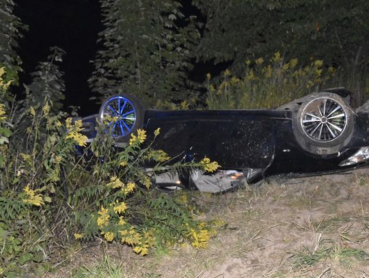 Brawurowa jazda 21-latka zakończona dachowaniem. Kierowca i pasażer zabrani do szpitala