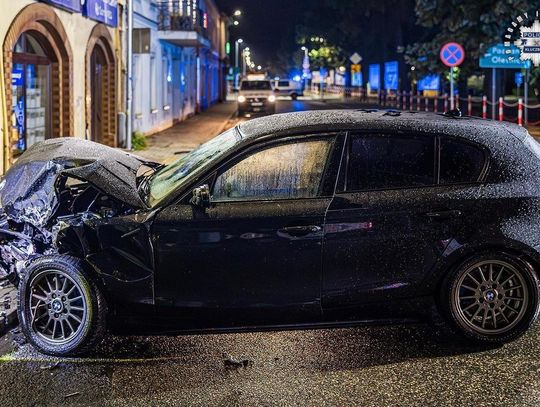 Brawurowa jazda zakończona rozbiciem BMW i uszkodzeniem gazociągu. 21-latek stracił prawo jazdy