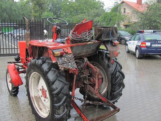 Brawurowa szarża ciągnikiem. Wjechał do marketu i siekierą rozbijał witryny