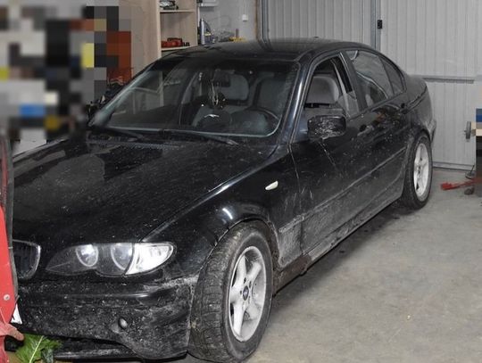 Brawurowa ucieczka kierowcy BMW. Zaparkował auto w garażu i próbował ukryć się przed policjantami