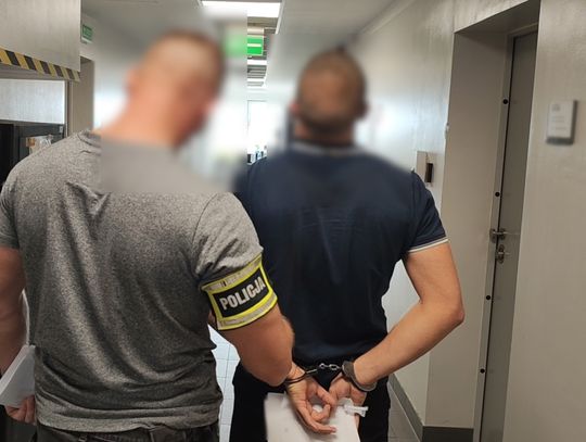 Brawurowa ucieczka przed policją. Poszukiwany 26-latek porzucił auto i pobiegł w las