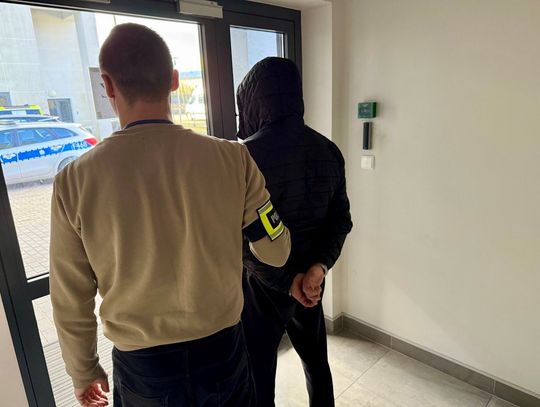 Brawurowy pościg za poszukiwaną 26-latką. Podczas ucieczki wyrzucali z auta woreczki z amfetaminą Brawurowy pościg za poszukiwaną 26-latką. Podczas ucieczki wyrzucali z auta woreczki z amfetaminą