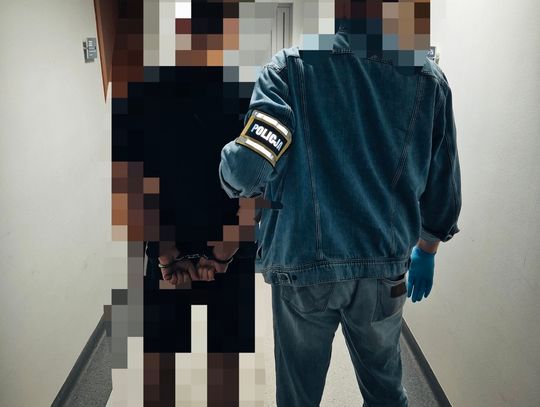 Brutalna napaść na młodą kobietę. 23-latek złapał ją za szyję i sterroryzował kastetem