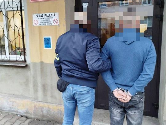 Brutalna napaść na parkingu sklepowym. Recydywista pobił kobietę, gdy ta pakowała zakupy do auta