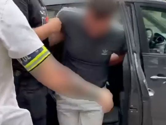 Brutalna napaść na ulicy. Trzej sprawcy pobili mężczyznę, związali go i wywieźli w bagażniku