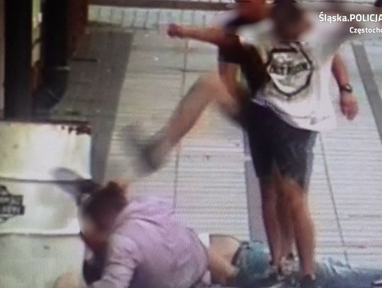 Brutalne pobicie w centrum miasta. Dwaj sprawcy ujęci, trzeci jest na wolności [WIDEO]