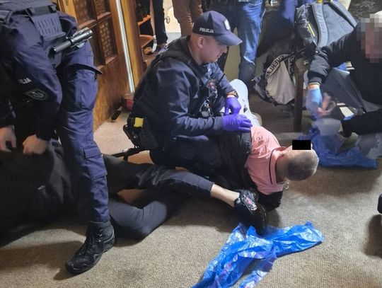 Brutalne pobicie w sklepie. Dwaj mężczyźni z kastetem i bronią zaatakowali Ukraińców [WIDEO]