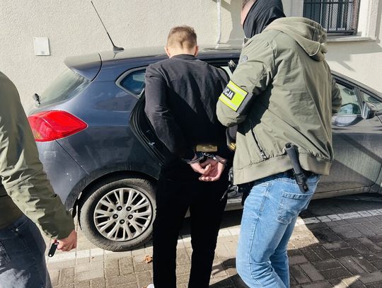 Brutalnie napadli 74-latka na działce. Bili i kopali, a następnie przystawili mu pistolet do głowy